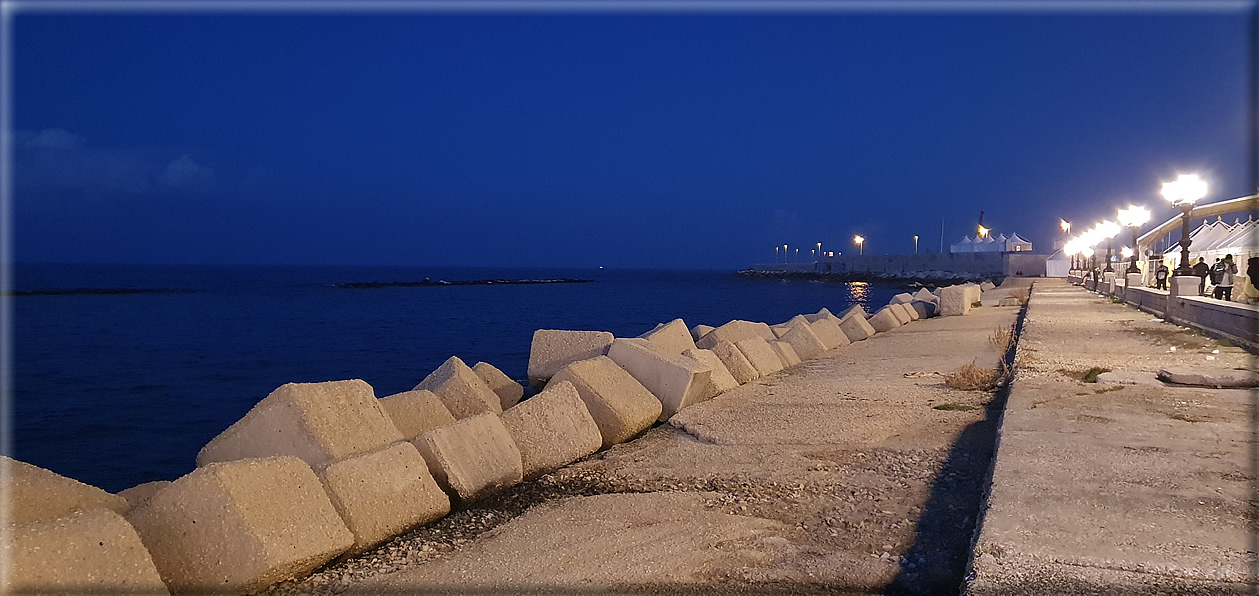 foto Bari di notte